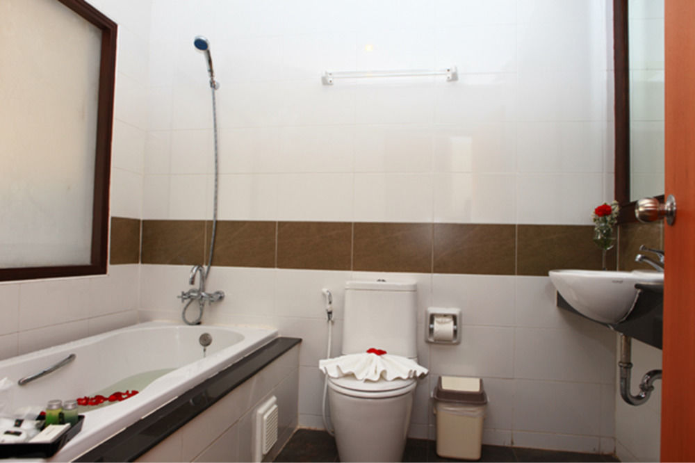 Chana Hotel Phuket Exterior photo